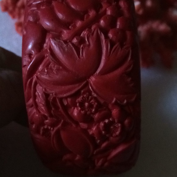 Vintage engraved cinnabar bangle - Picture 2 of 7